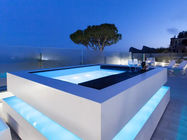 Spa moderno con vistas al mar Mediterráneo en la Costa Blanca con piscina de sal