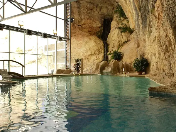 Hotel balneario entre viñedos con spa de vinoterapia en La Rioja al atardecer
