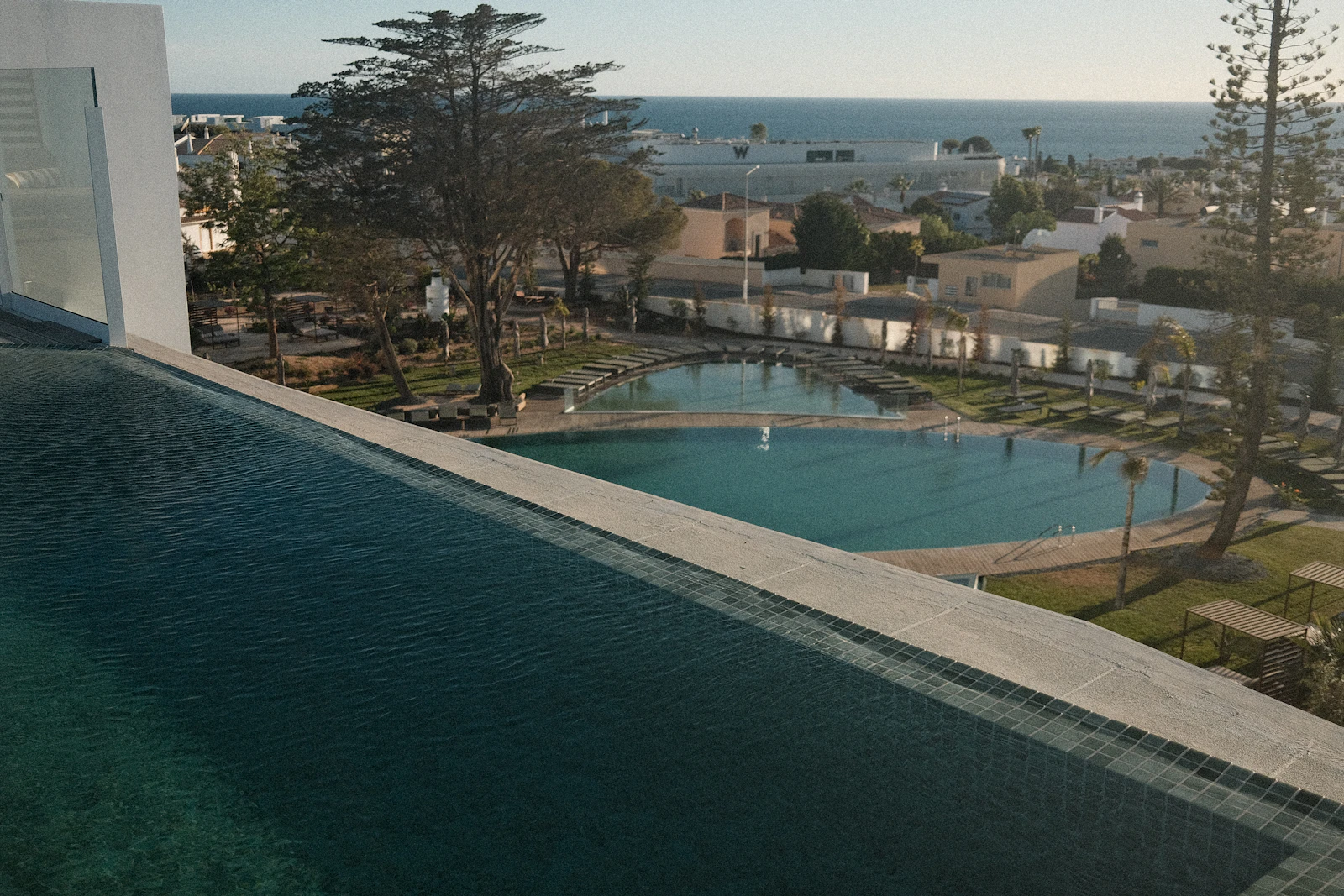 Piscina infinita de un resort wellness frente al mar