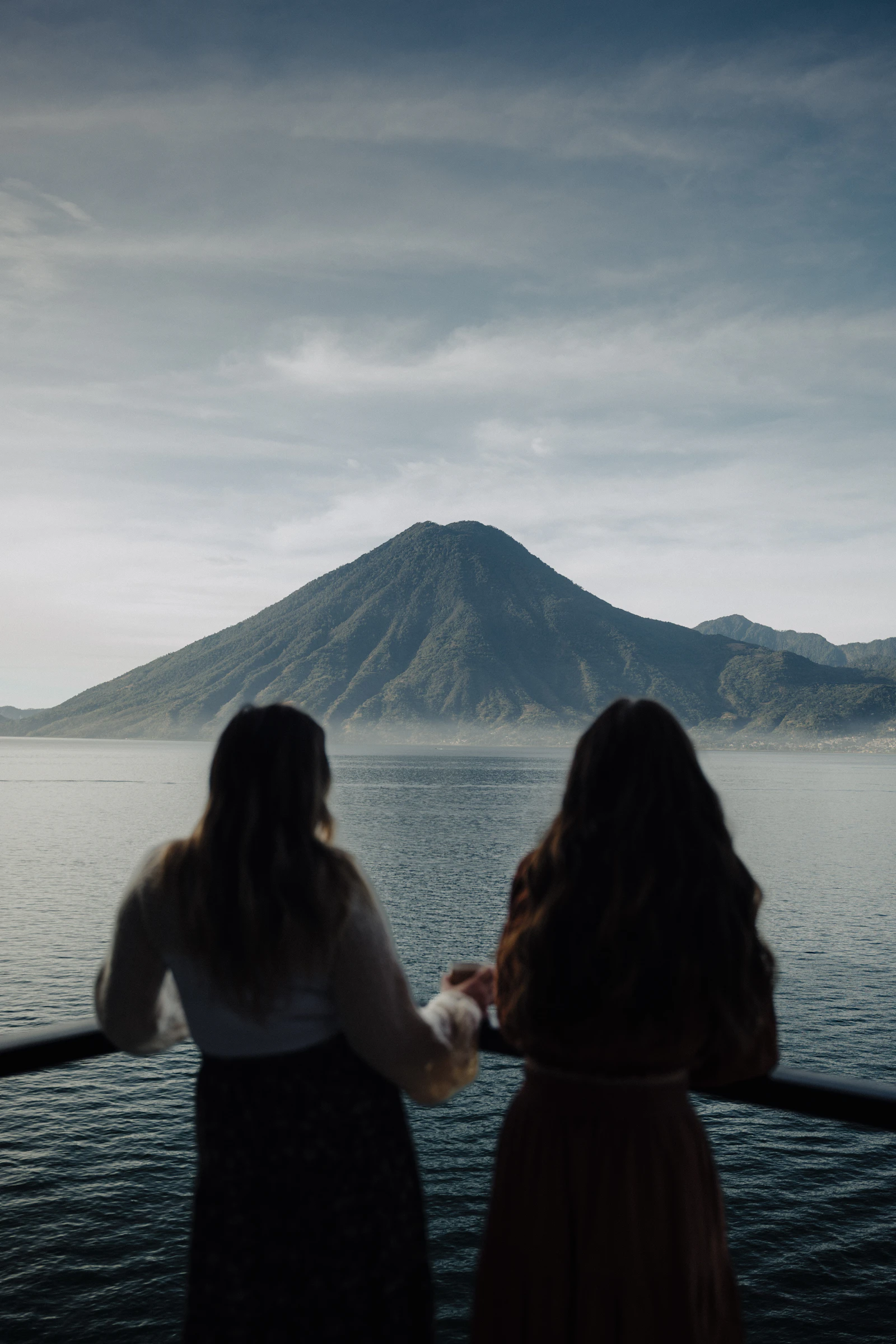 Dos personas contemplando un lago durante un retiro